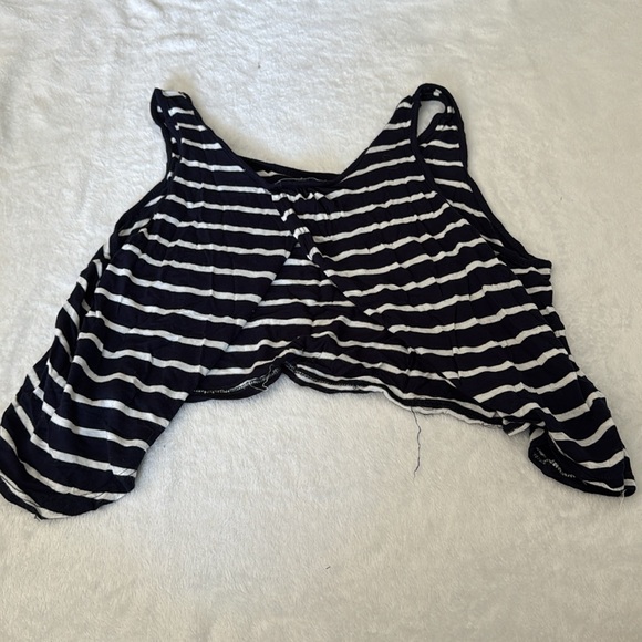 Cropped Top - Picture 2 of 3